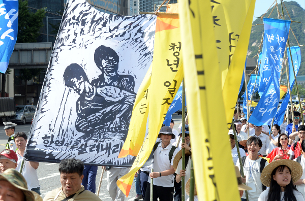 지난 1987년 6월 시민들이 "호헌철폐, 독재타도"를 외치며 민주화를 위해 투쟁했다. 사진은 지난 2017년 6월민주항쟁30년사업추진위원회 주최로 열린 '민주시민대동제 6.10 민주난장' 참여자들의 모습. / 사진=뉴시스
