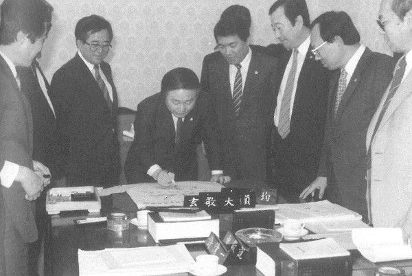 1988년 2월25일 대통령 직선제를 골자로 한 대한민국 제9차 개정헌법이 시행됐다. 사진은 지난 1987년 헌법개정 기초소위원회 위원들이 제9차개정헌법 초안을 마련한 뒤 기념서명을 하는 모습. / 사진=국회기록보존소