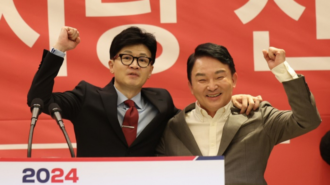 한동훈 국민의힘 비상대책위원장이 오는 23일 원희룡 전 국토교통부 장관과 이재명 더불어민주당 대표의 총선 맞대결이 예정된 인천 계양을 방문한다. 사진은 지난 1월 16일 인천 계양구에서 열린 국민의힘 신년 인사회에서 인사 중인 한동훈 의원장(왼쪽)과 원희룡 전 장관의 모습. /사진=뉴시스 