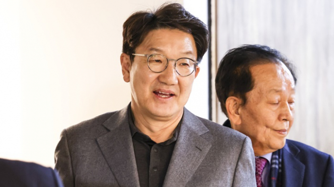 권성동 국민의힘 의원이 21일 더불어민주당과 진보당, 새진보연합이 비례연합정당에 합의 한 것에 대해 이번 선거 연합의 본질이 '이석기 시즌2'라고 꼬집었다. 사진은 권성동 국민의힘 의원이 지난해 12월 서울 서초구 한전아트갤러리에서 열린 이명박 전 대통려 서예전에 참석한 모습. /사진=뉴시스