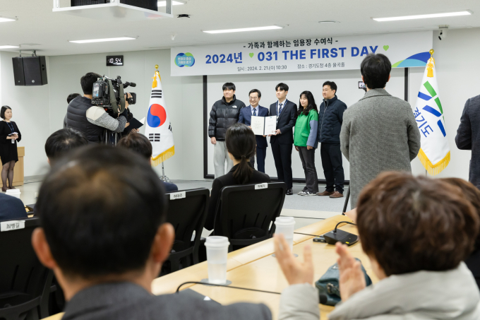 김동연 경기도지사(왼쪽 두번째)가 21일 신규 임용 공무원에게 사원증을 전달한 뒤 기념사진을 찍고 있다. / 사진제공=경기도