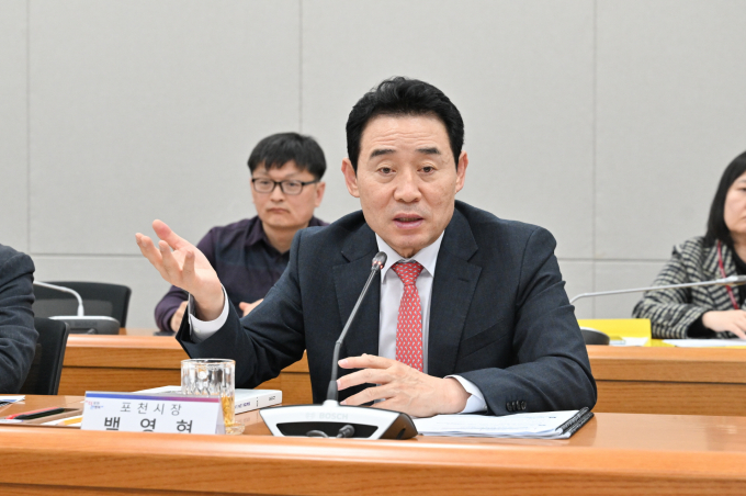백영현 포천시장은 지난 20일 시정 회의실에서 열린 '공약추진평가단 추진상황 보고회'에서 성과를 설명하고 있다. / 사진제공=포천시
