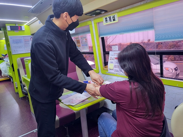 영양군 시민이 대한적십자사 대구·경북혈액원의 헌혈 버스에서 헌혈을 하고 있다./사진제공=경북 영양군