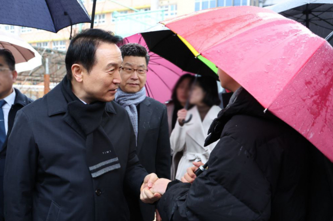 임태희 경기도교육감(왼쪽)이 21일 오전 화재 피해를 본 김포 솔터고등학교를 찾아 학부모, 학교 관계자 등과 이야기를 하고 있다. / 사진제공=경기도교육청