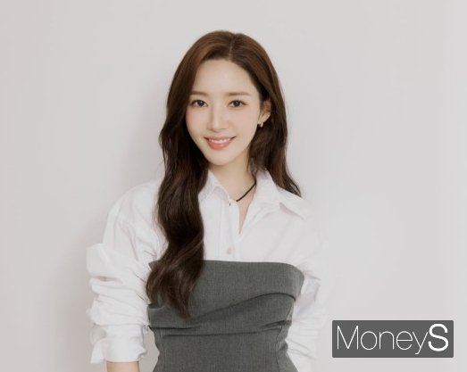 배우 박민영이 가족회사의 사내이사로 재직 중이라는 사실이 알려졌다. /사진=후크엔터테인먼트 제공