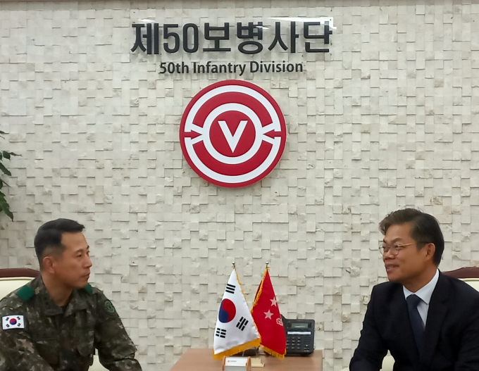 장정교 대구경북병무청장(오른쪽)이 21일 50사단에서 정유수 사단장(왼쪽)과 대화를 나누고 있다./사진제공=육군 제50보병사단