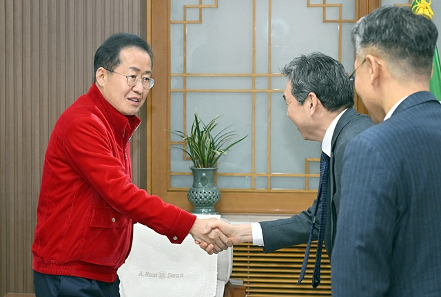 홍준표 대구시장(왼쪽)이 화성산업·서한·태왕이앤씨 등 건설사와의 간담회에서 앞서 각 기관 측과 악수를 나누고 있다./사진제공=대구광역시