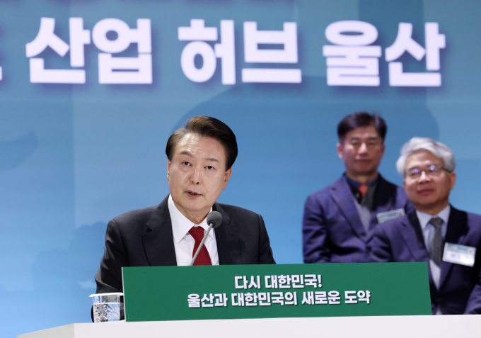21일 윤석열 대통령이 "그동안 그린벨트 해제의 장애였던 획일적인 기준을 20년만에 전면 개편할 것"이라고 밝혔다. 사진은 윤 대통령이 21일 울산전시컨벤션센터에서 '다시 대한민국! 울산과 대한민국의 새로운 도약'을 주제로 열린 열세 번째 국민과 함께하는 민생토론회에서 발언하는 모습. /사진=뉴시스