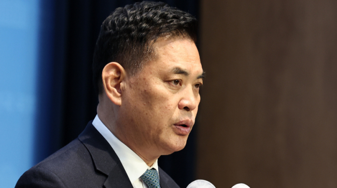 박영순 더불어민주당 의원이 21일 서울 여의도 국회 소통관에서 현역 의원 하위 평가 대상 10%에 해당한 것에 대해 굴하지 않을 것이라는 각오를 다졌다. 사진은 이날 오후 소통관에서 입장을 밝히는 박 의원. /사진=뉴스1
