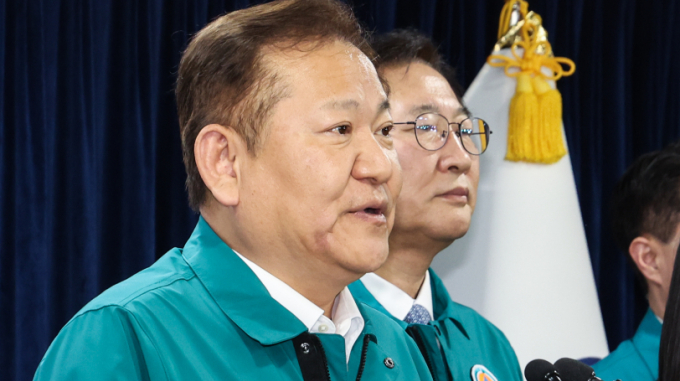 이상민 행정안전부 장관이 21일 정부서울청사에서 법무부 등과 진행한 합동브리핑을 통해 의사들의 진료 거부 행태가 지속될 경우 강제수사 방식을 활용할 것이라고 밝혔다. 사진은 이날 정부서울청사에서 합동브리핑을 진행하는 이 장관. /사진=뉴스1