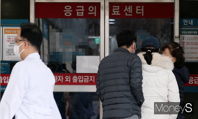 [머니S포토] 전공의 근무지 이탈 이틀째… '의료 공백' 불안감 고조