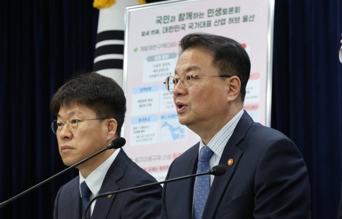 국토부가 그린벨트 해제를 추진한다고 밝힌 가운데 수도권의 경우 규제 완화를 검토하고 있지 않다. 사진은 지난 20일 관련 내용을 발표한 진현환(왼쪽) 국토부 1차관과 방기선 국무조정실장. /사진=뉴스1