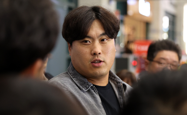 추신수가 류현진의 국내 복귀 소식을 반겼다. 사진은 지난해 10월18일 시즌을 마치고 인천국제공항 제1여객터미널을 통해 귀국해 인터뷰하는 류현진. /사진=뉴스1