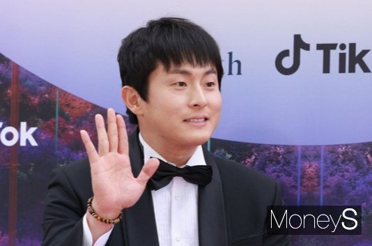 웹툰 작가 기안84의 개인전을 둘러싸고 투자사와 주관사 간에 갈등이 벌어졌다. 사진은 지난해 3월 인천 중구 운서동 파라다이스시티 호텔에서 열린 제59회 백상예술대상 포토월에 참석한 방송인 기안84. /사진=임한별 기자