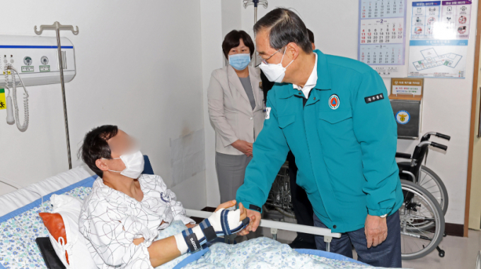 한덕수 국무총리가 21일 오후 3시 서울 송파구 국립경찰병원을 방문해 비상진료체계를 점검하고 부상을 입은 경찰 입원환자 등을 위문했다. /사진=뉴스1