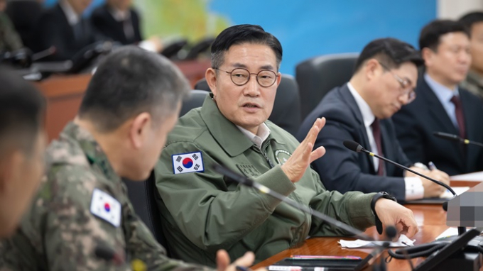 신원식 국방부장관이 21일 국군양주병원을 방문해 민간인 환자 진료를 위한 군병원 비상진료체계를 점검했다. 사진은 지난 16일 신원식 국방부 장관이 육군지상작전사령부를 방문한 모습. /사진=뉴스1