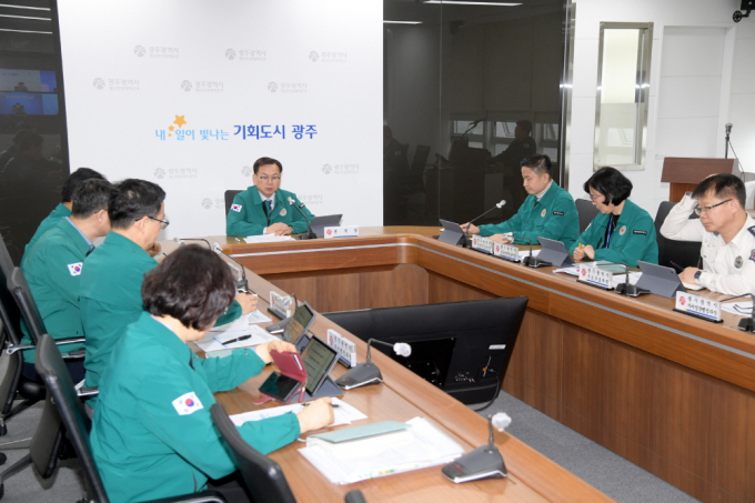 고광완 광주광역시 행정부시장이 21일 오후 시청 재난상황실에서 열린 '의사단체 집단행동 관련 자치구 부구청장 영상회의'를 주재하고 있다./사진=광주시