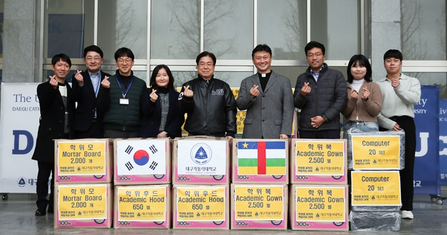  대구가톨릭대 관계자들이 중앙아프리카공화국 방기대학교 측에 학위복 등을 전달하고 있다./사진제공=대구가톨릭대학교