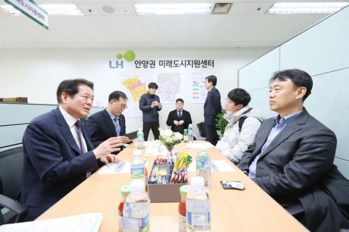 최대호 안양시장(왼쪽)이 지난 20일 LH미래도시 지원센터를 방문해 이상주 국토교통부 국토도시실장(오른쪽)과 이야기를 나누고 있다. / 사진제공=안양시 