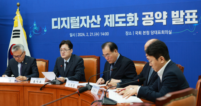  홍익표 더불어민주당 원내대표가 21일 오후 서울 여의도 국회에서 열린 디지털자산 제도화 공약 발표에서 발언하고 있다. /사진=뉴시스