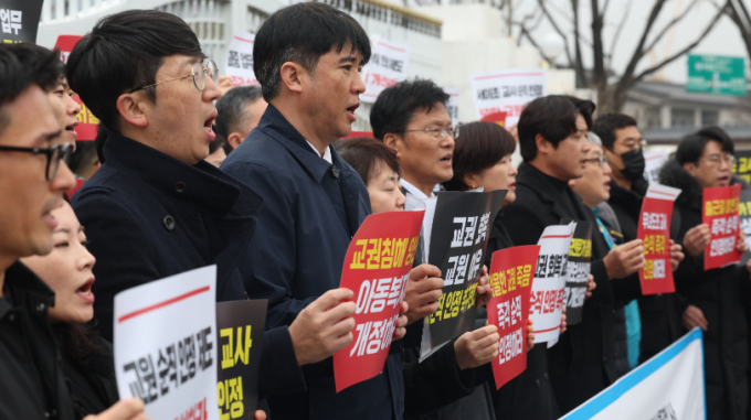 21일 서이초 교사의 순직 인정 최종 심의가 진행되는 가운데 유족 측이 이날 오후 3시 충남 세종시 모처에서 기자회견을 열고 순직 인정을 촉구했다. 사진은 전날 교원단체·교원노조 관계자들이 서울 종로구 세종대로 정부서울청사 앞에서 순직 인정 구호를 외치는 모습. /사진=뉴스1