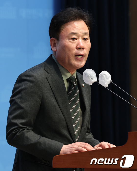 송갑석 더불어민주당 의원이 21일 오후 서울 여의도 국회 소통관에서 하위 20% 통보 받은 것과 관련해 입장을 밝히고 있다./사진=뉴스1