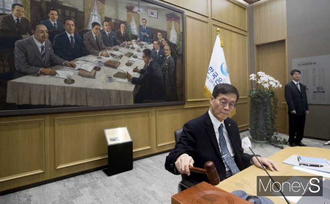 이창용 한국은행 총재가 지난 1월11일 서울 중구 남대문로 한국은행 본관에서 진행된 올해 첫 금융통화위원회 정례회의에 참석, 의사봉을 두드리고 있다./사진=임한별(머니S)
