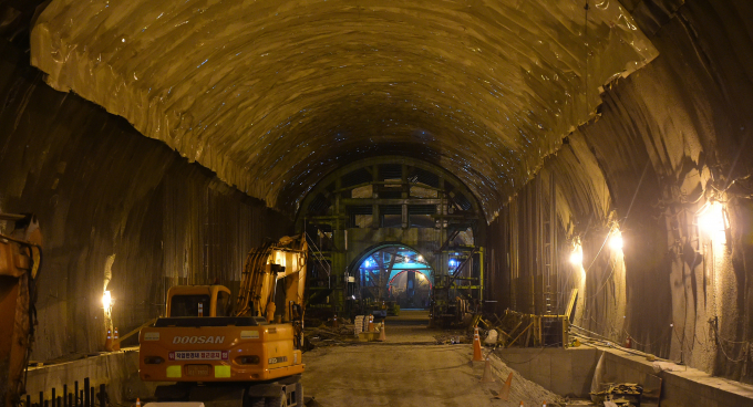국가철도공단 측은 길이 15㎞ 이상 터널 내 구난승강장은 법적 의무가 아니며 비상 시 대피를 위해 비상용 수직구를 충분히 설치했다는 입장을 표명했다./사진=뉴시스