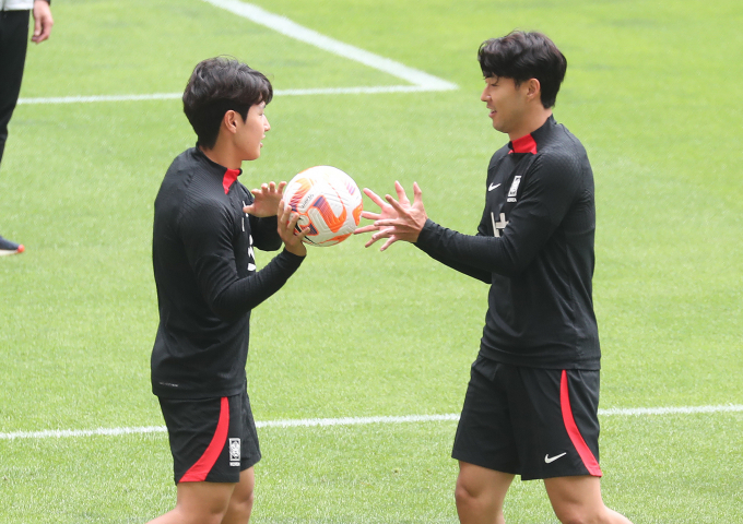한국 축구대표팀 손흥민과 이강인이 함께 몸을 푸는 모습. /사진= 뉴스1