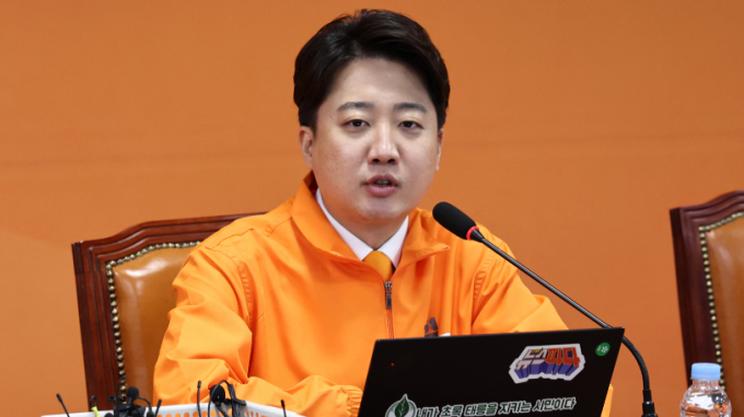 이준석 개혁신당 대표가 21일 오후자신의 페이스북을 통해 한동훈 국민의힘 비상대책위원장의 '위장결혼' '보조금 사기' 발언을 맞받아쳤다. 사진은 이날 오전 서울 여의도 국회에서 열린 최고위원회의에서 모두발언하는 이 대표. /사진=뉴스1