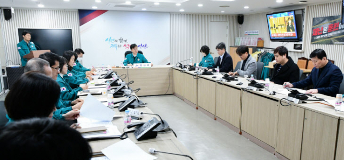 안산시는 21일 오전 이민근 안산시장 주재로 비상진료대책 점검 회의를 개최했다고 밝혔다.  사진은 24시간 비상진료대책 상황실 운영 회의 모습. / 사진제공=안산시