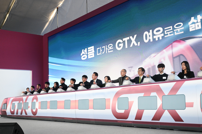 올 초 수도권 광역급행철도(GTX)-C 노선이 착공식을 하며 첫 삽을 뜰 준비를 모두 마친 가운데 삼성역-양재역 구간을 둘러싼 서울 강남 대치동 은마아파트 설계변경에 관한 합의 내용이 반영되지 않았다는 사실이 알려지며 논란이 일었다./사진=뉴시스