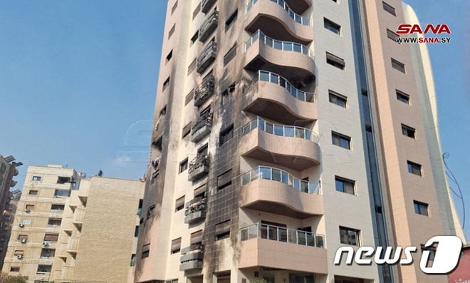 이스라엘군이 21일(현지시간) 시리아의 수도 다마스쿠스 남서부 카프르 수사 지역 한 건물에 공습을 가해 주거용 건물 측면이 손상된 모습. 2024.02.21 ⓒ 로이터=뉴스1 ⓒ News1 정지윤 기자