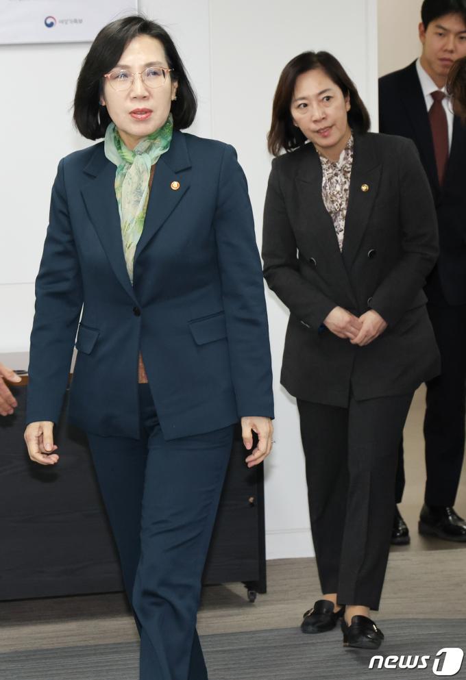 [사진] 신영숙 차관과 함께 입장하는 김현숙 장관