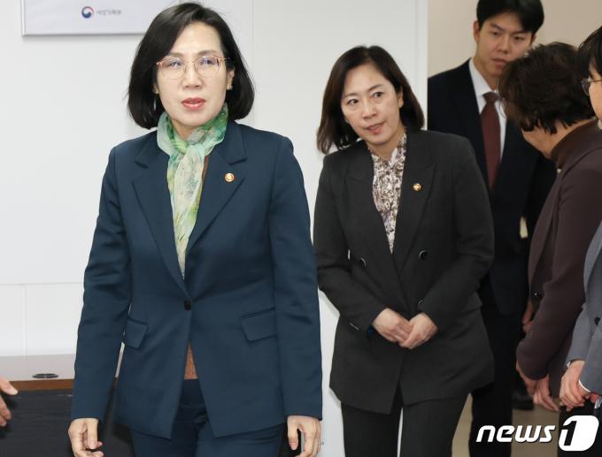 [사진] 신영숙 차관과 함께 입장하는 김현숙 장관