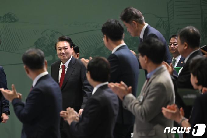 [사진] 민생토론회 입장하는 윤 대통령