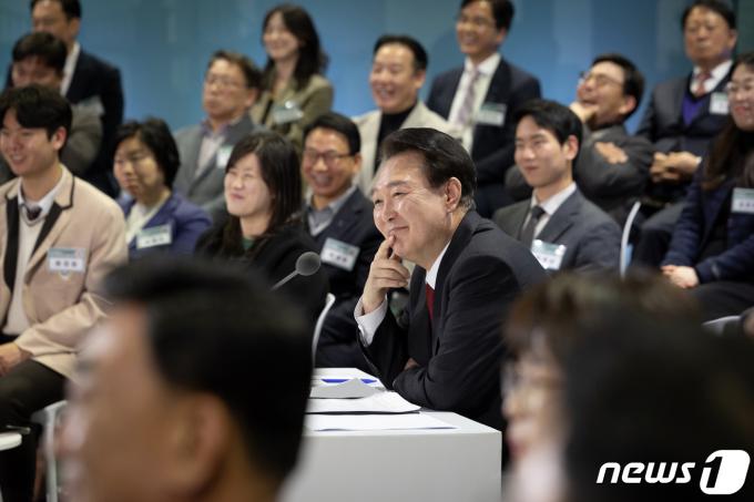 [사진] 경청하는 尹