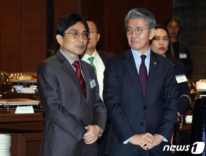 [사진] 대화 나누는 김홍균 차관과 김영선 전 대사