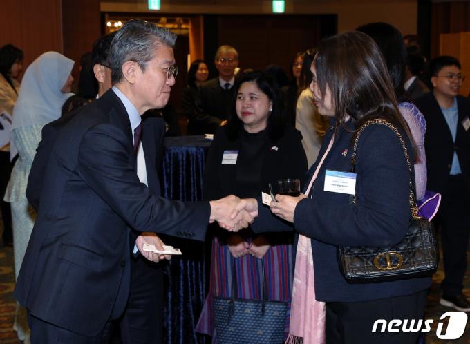 [사진] 참석자들과 인사 나누는 김홍균 1차관