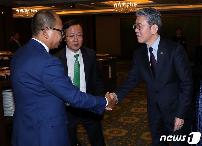 [사진] 라오스 외교부 아세안 국장과 인사하는 김홍균 1차관