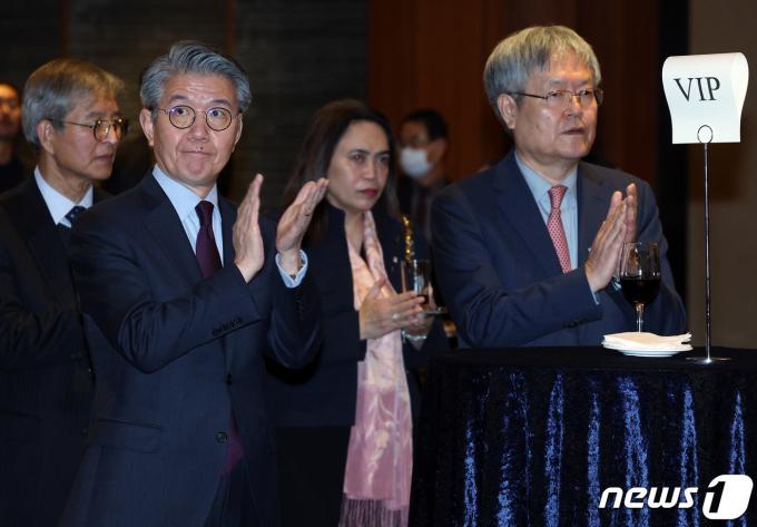 [사진] 박수 보내는 김홍균 차관