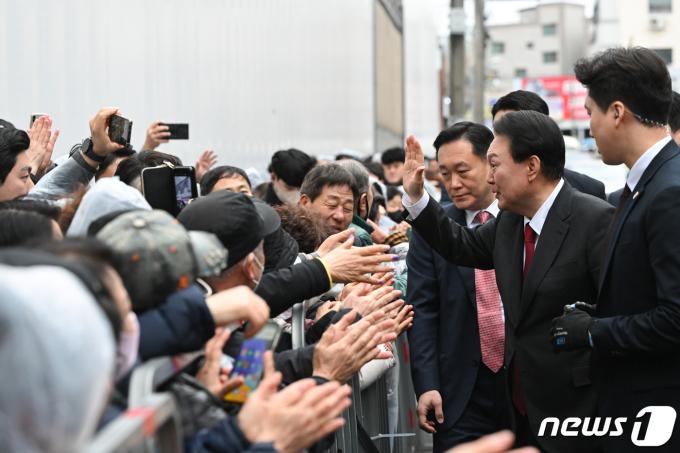 [사진] 울산 시민들과 인사 나누는 윤석열 대통령