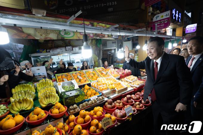 [사진] 상인들과 인사하는 윤 대통령
