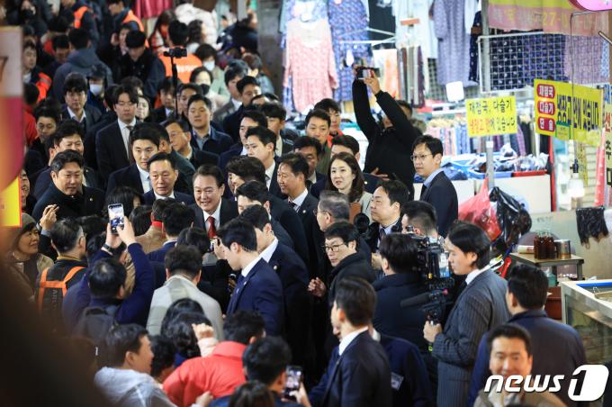[사진] 울산 신정시장 찾은 윤 대통령