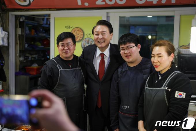 [사진] 시민들과 기념촬영하는 윤 대통령