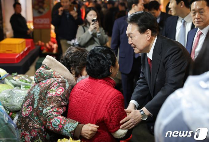 [사진] 울산 시민들과 인사 나누는 윤 대통령