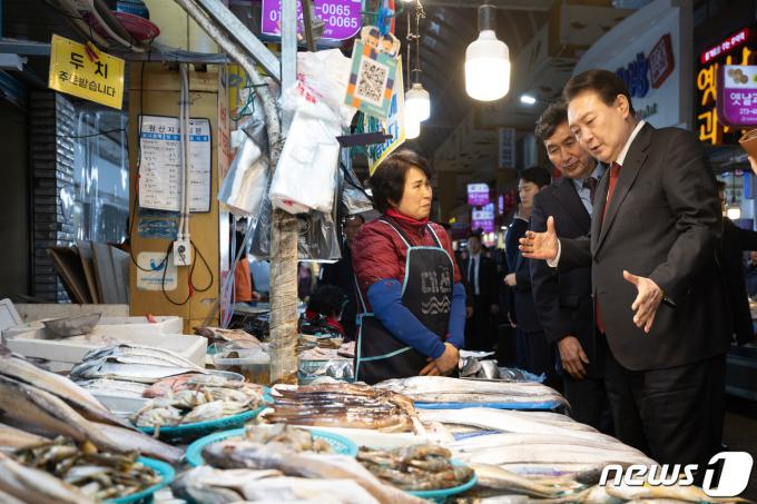 [사진] 신정시장 상인과 대화하는 윤 대통령