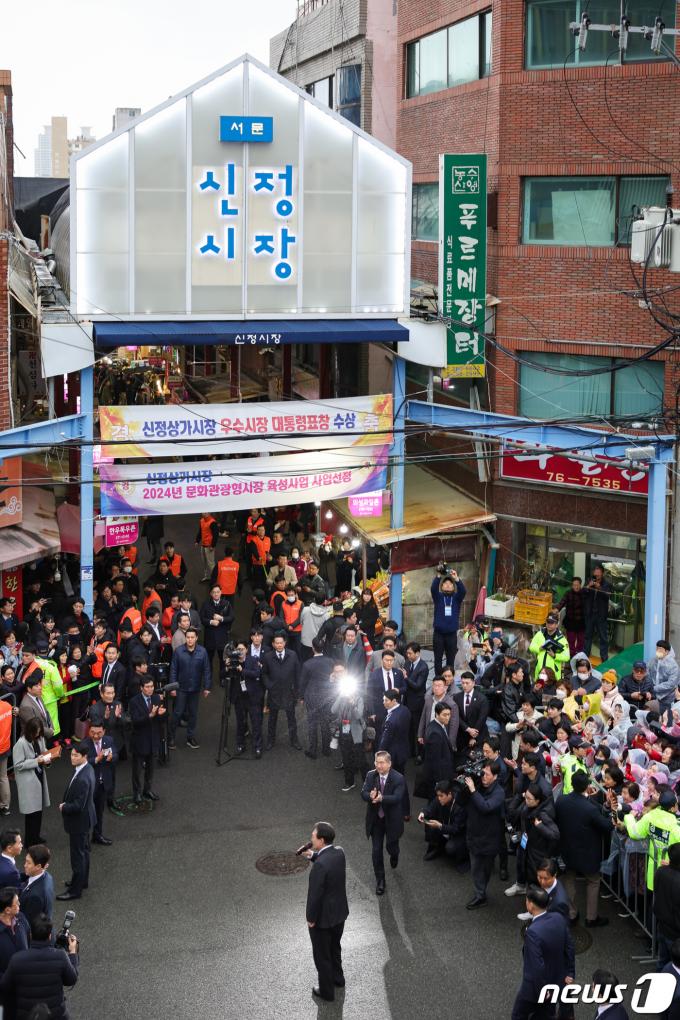 [사진] 윤석열 대통령, 울산 신정시장 방문