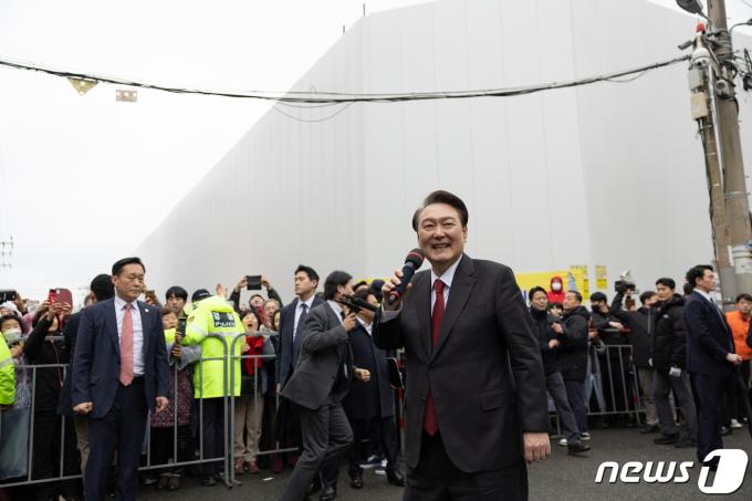 [사진] 마이크 잡은 윤 대통령