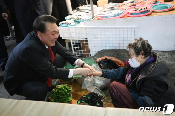 [사진] 상인 격려하는 윤 대통령